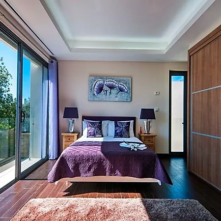 Luxurious In With Private Pool 3*
