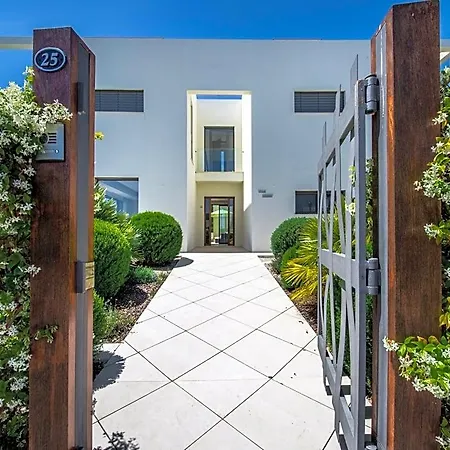 Luxurious In With Private Pool 3*
