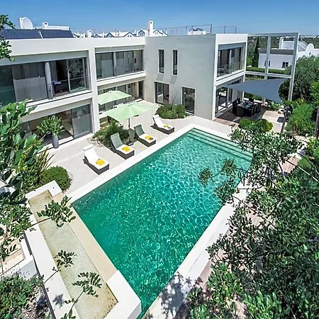 Hotell Luxurious In With Private Pool