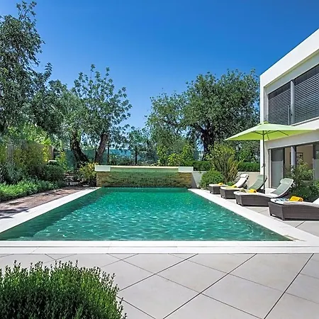 Luxurious In With Private Pool 3*