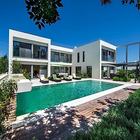 Luxurious In With Private Pool 3*